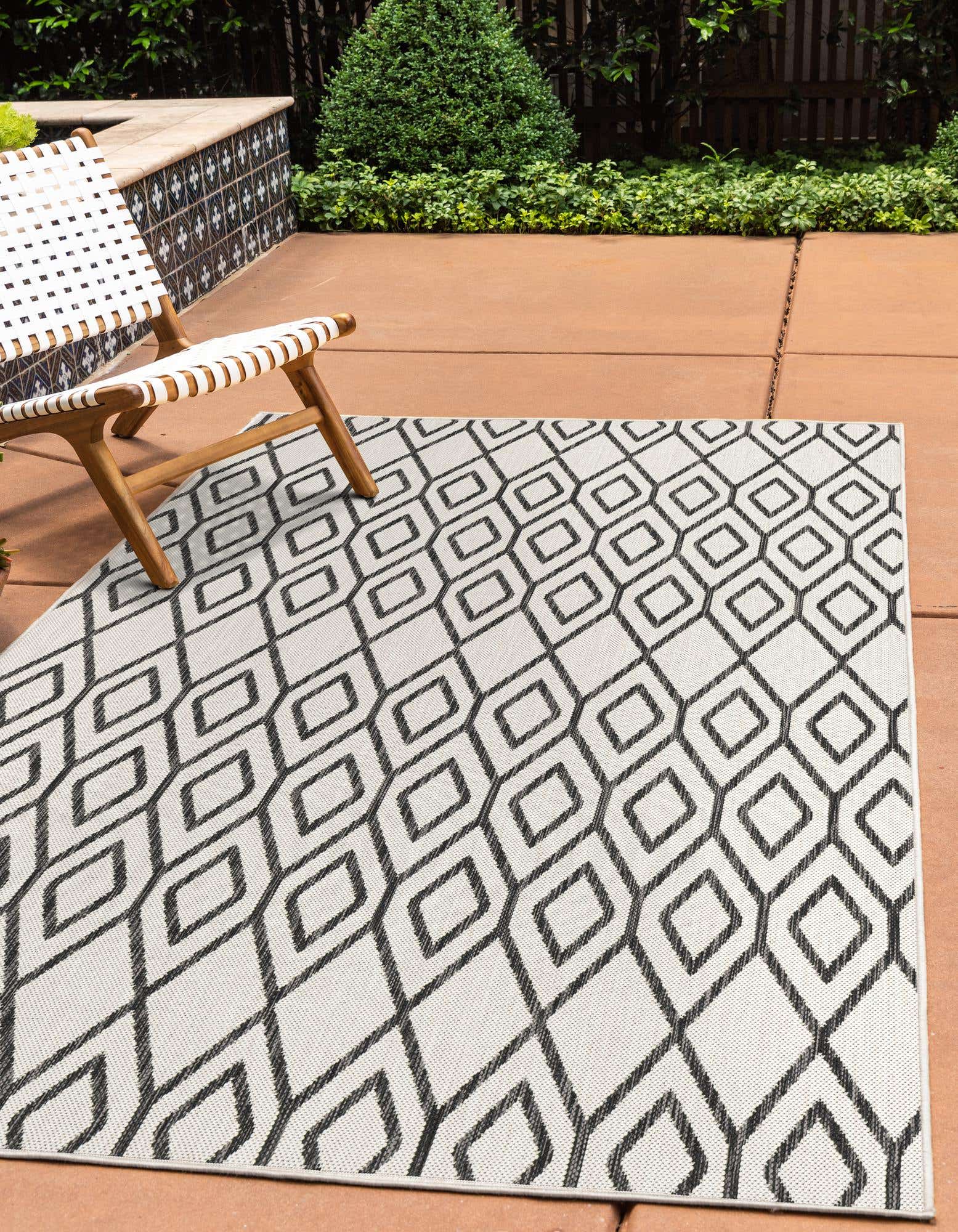 Ivory 9' x 12' Jill Zarin Indoor / Outdoor Rug