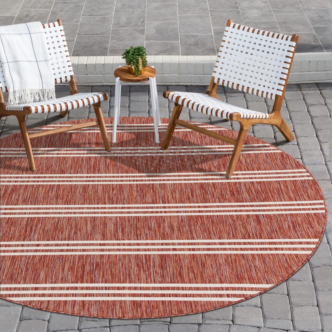 Red 4' x 4' Jill Zarin Outdoor Round Rug