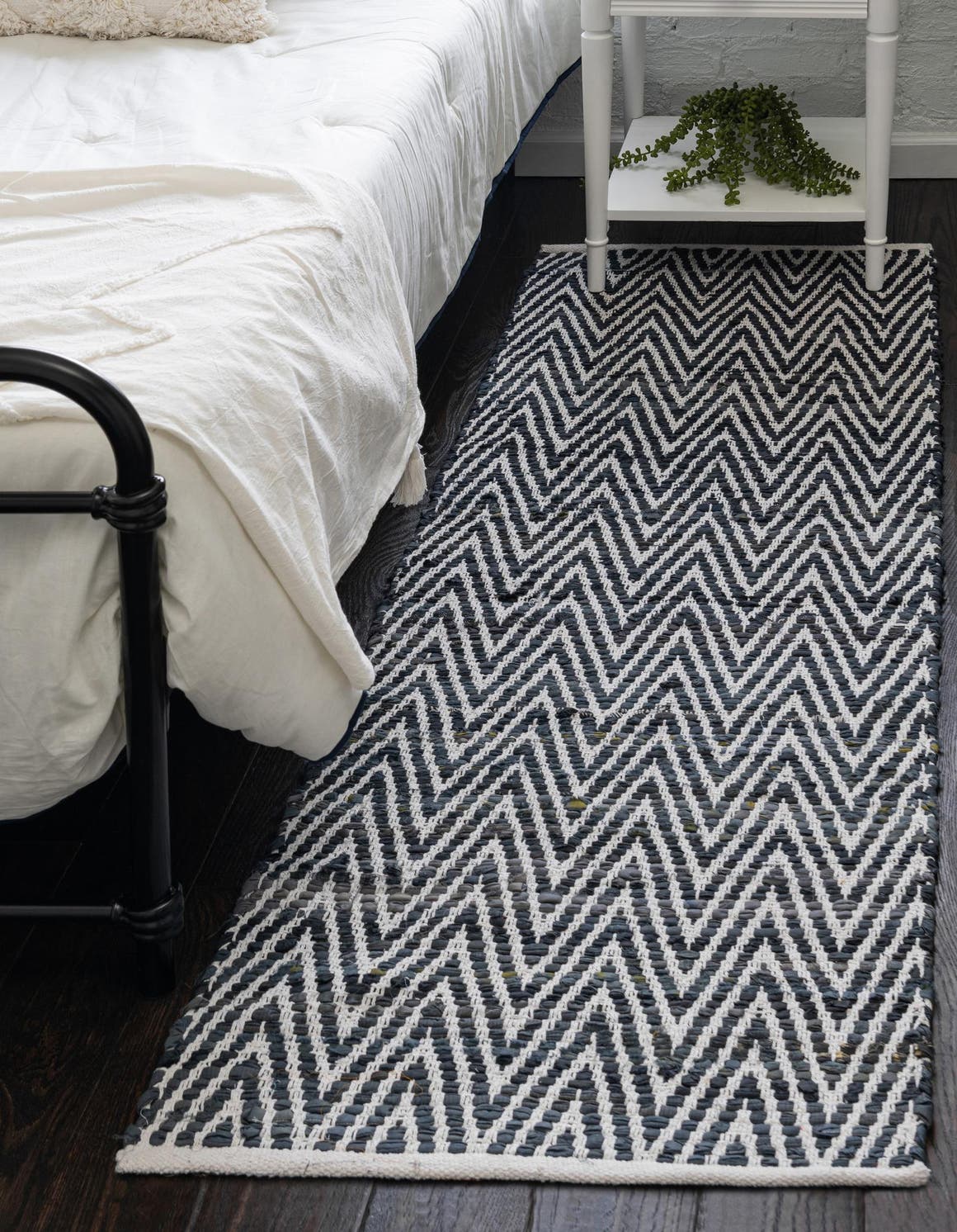 Black and White 2' 2 x 6' Chindi Chevron Runner Rug
