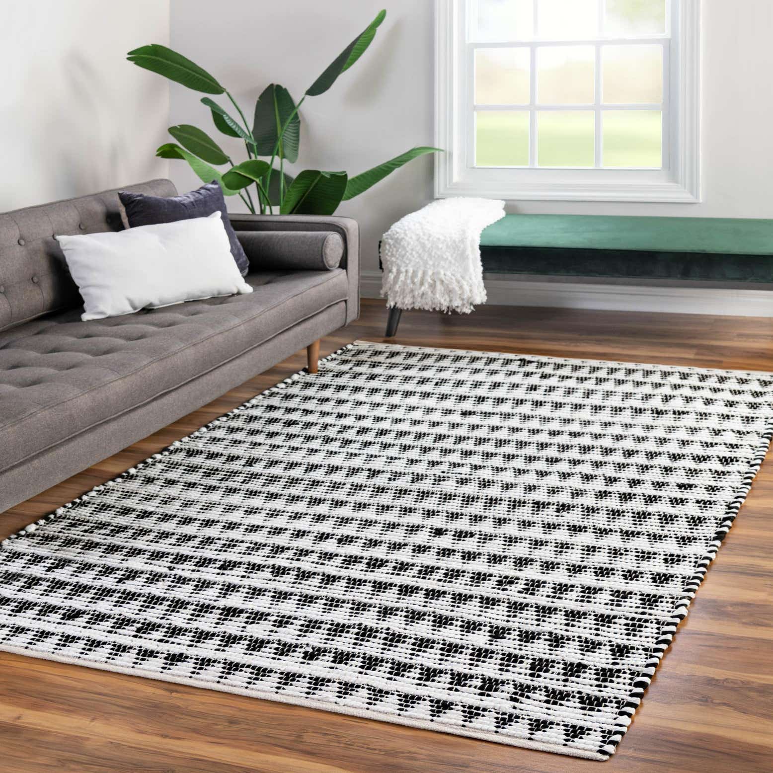 Black and White 2' x 3' Chindi Jute Rug