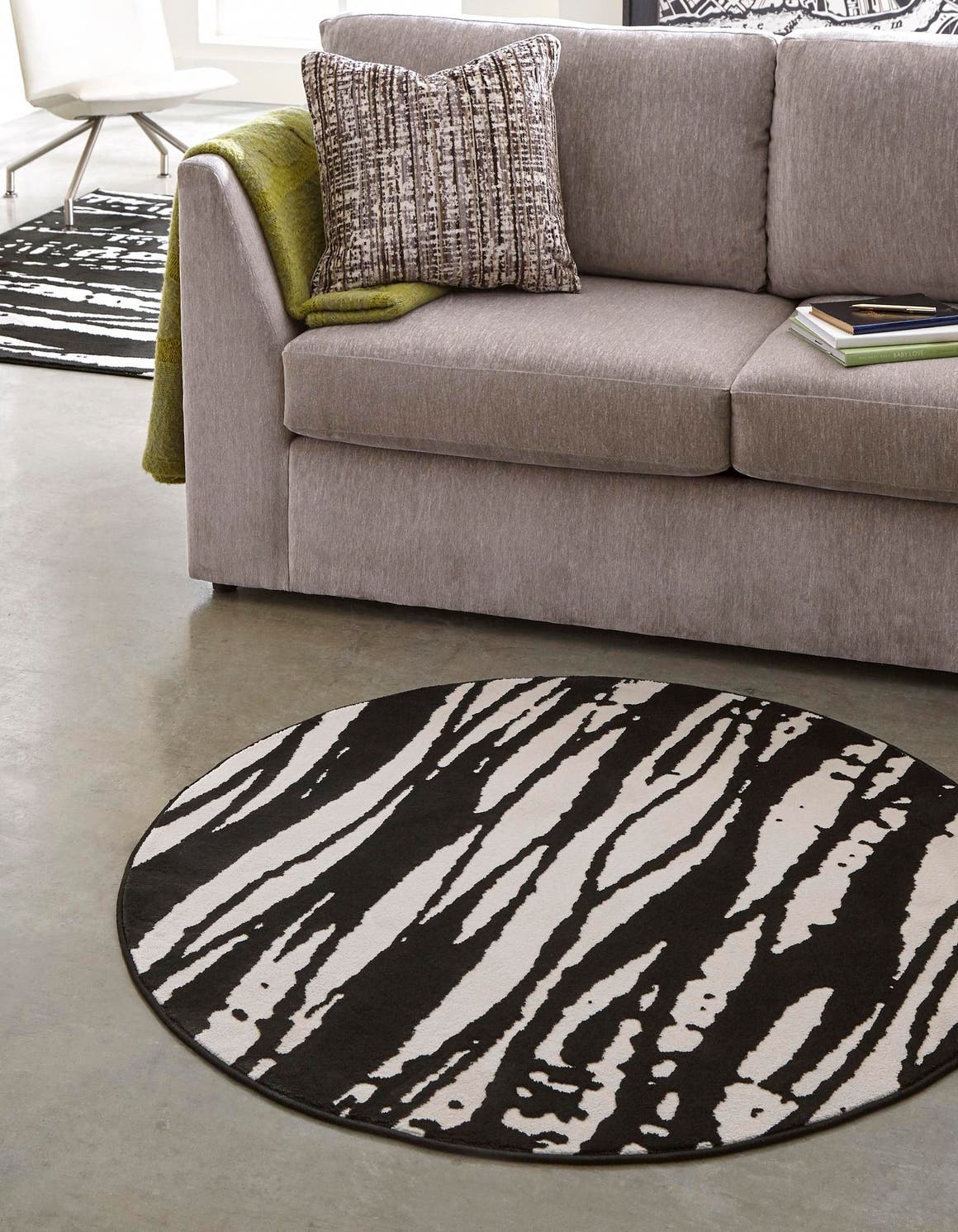 Black and White 4' x 4' Vince Camuto Round Rug