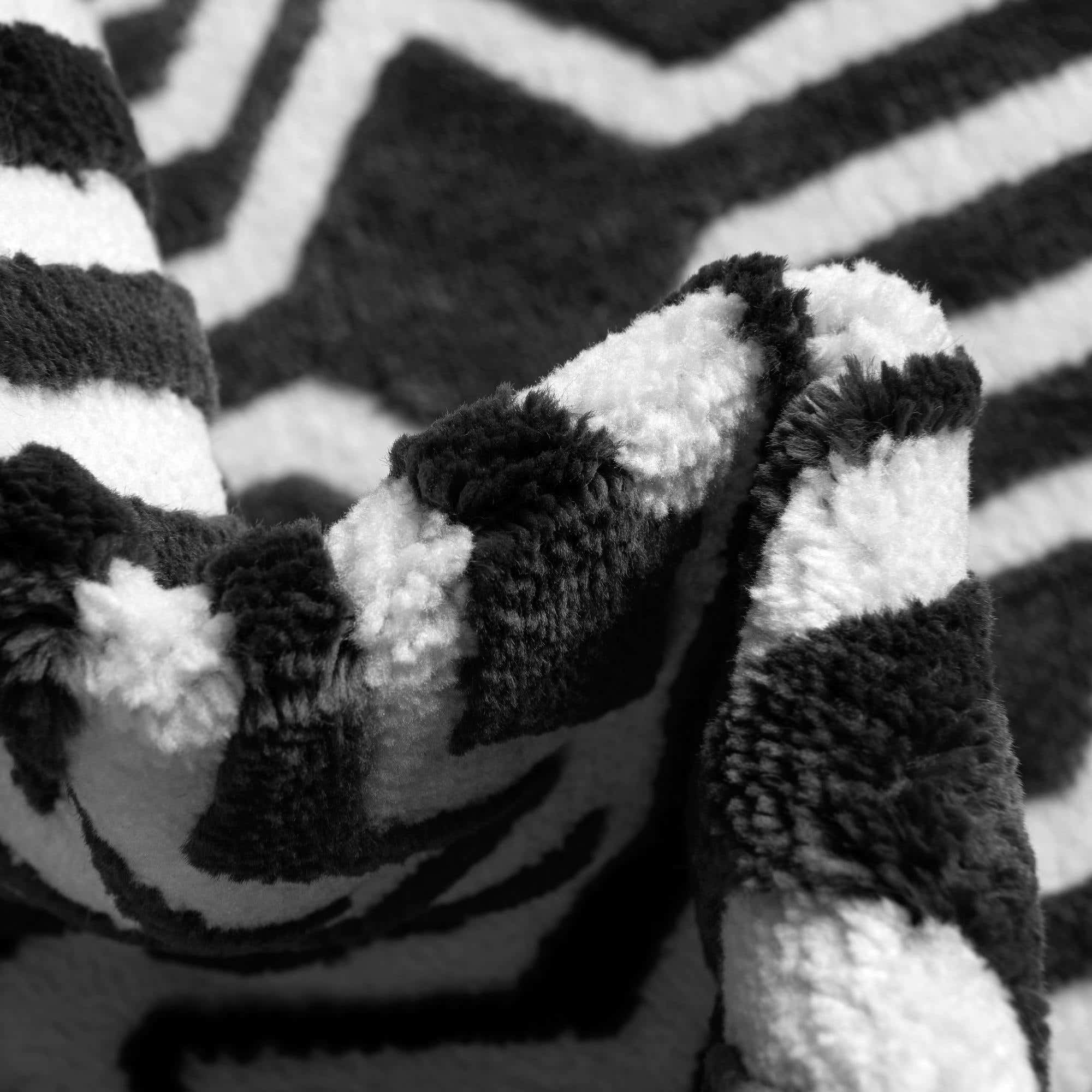 Black 7' 10 x 10' Vince Camuto Rug