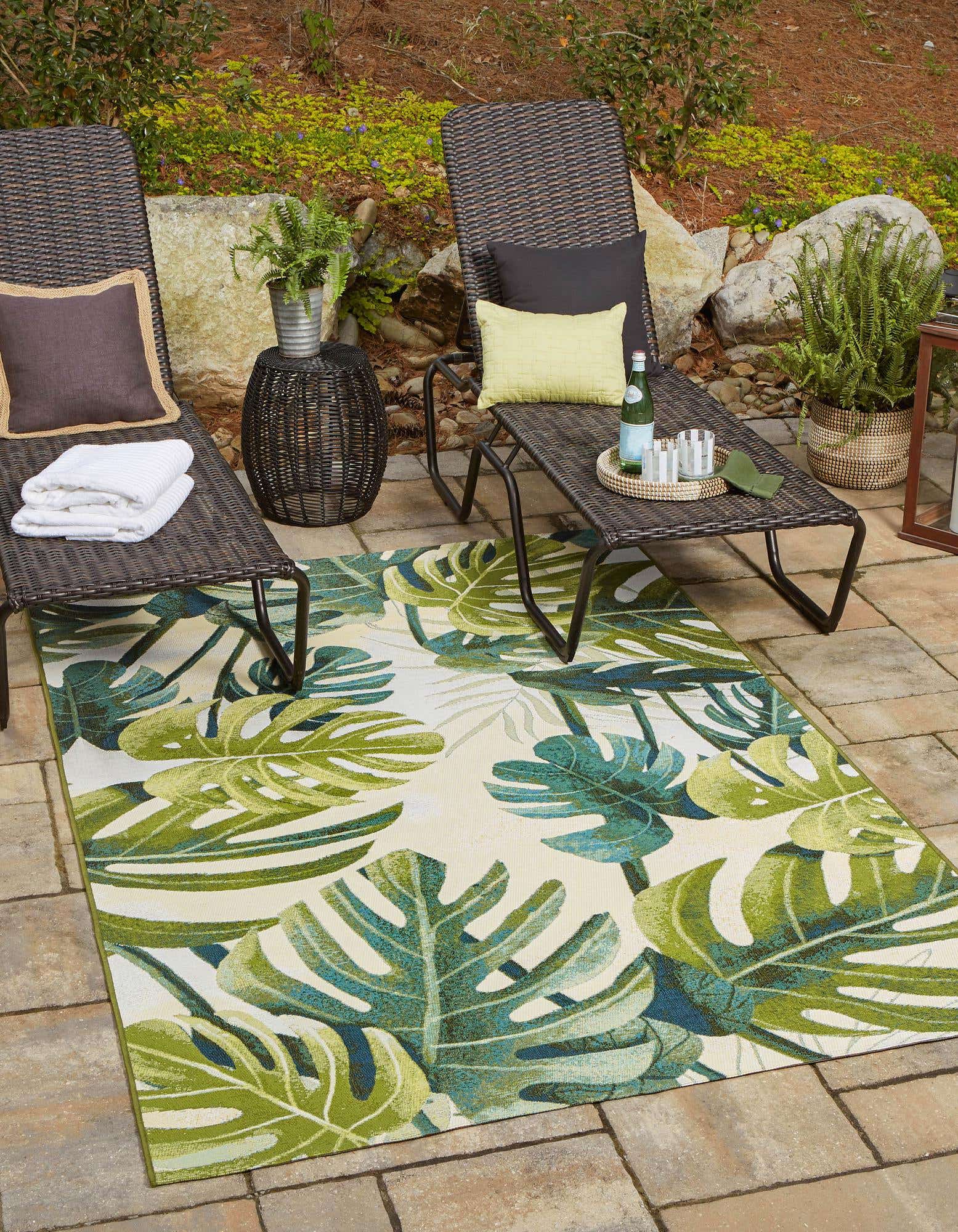 Green 3' 3 x 5' 3 Outdoor Botanical Indoor / Outdoor Rug
