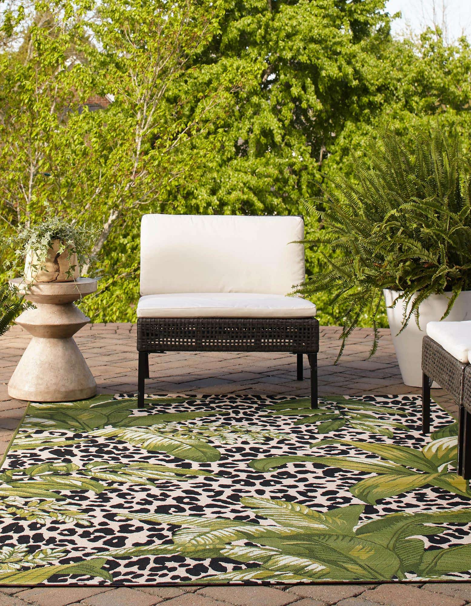 Green 3' 3 x 5' 3 Outdoor Botanical Indoor / Outdoor Rug