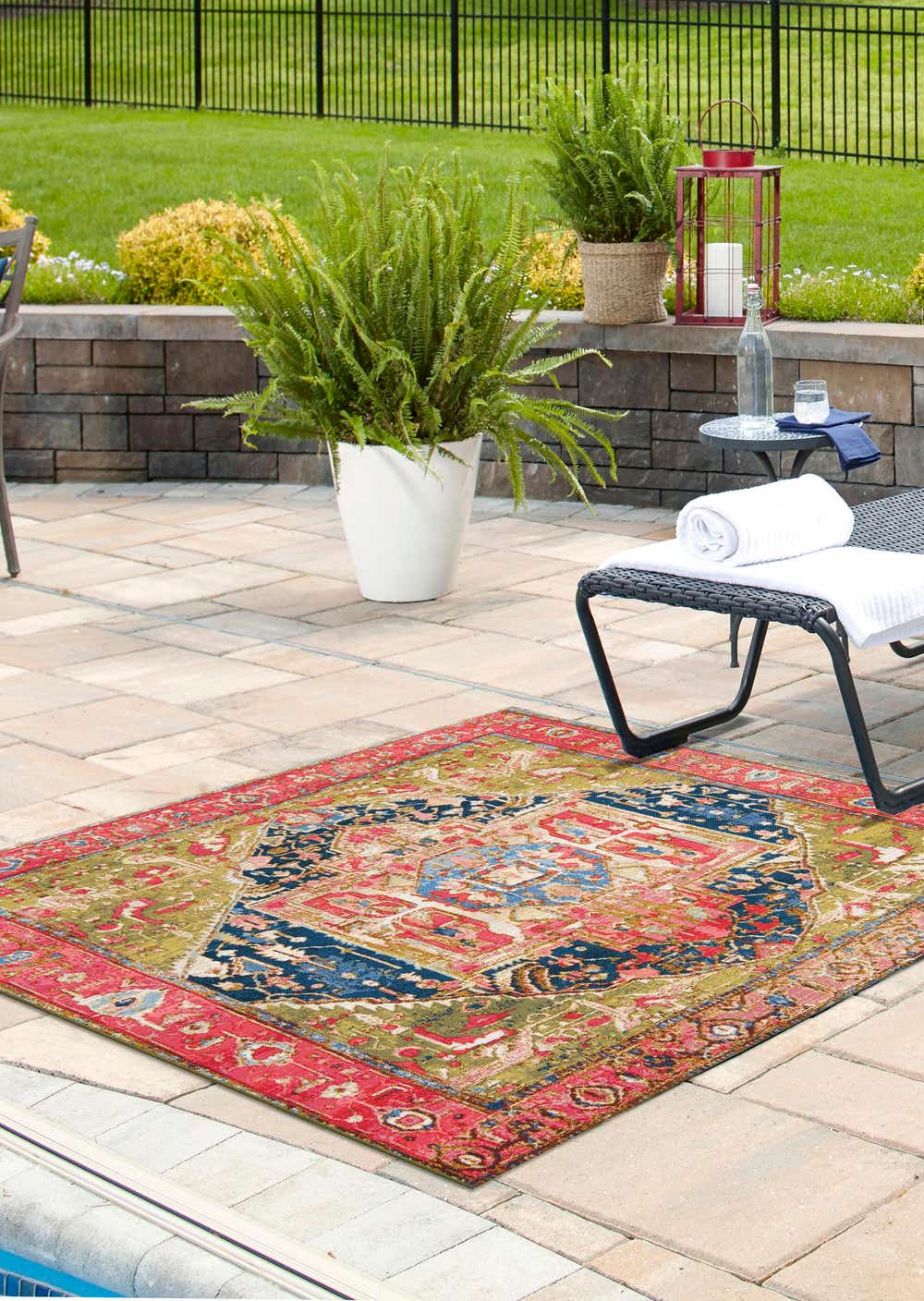 Multicolor 6' x 6' Outdoor Traditional Square Indoor / Outdoor Rug