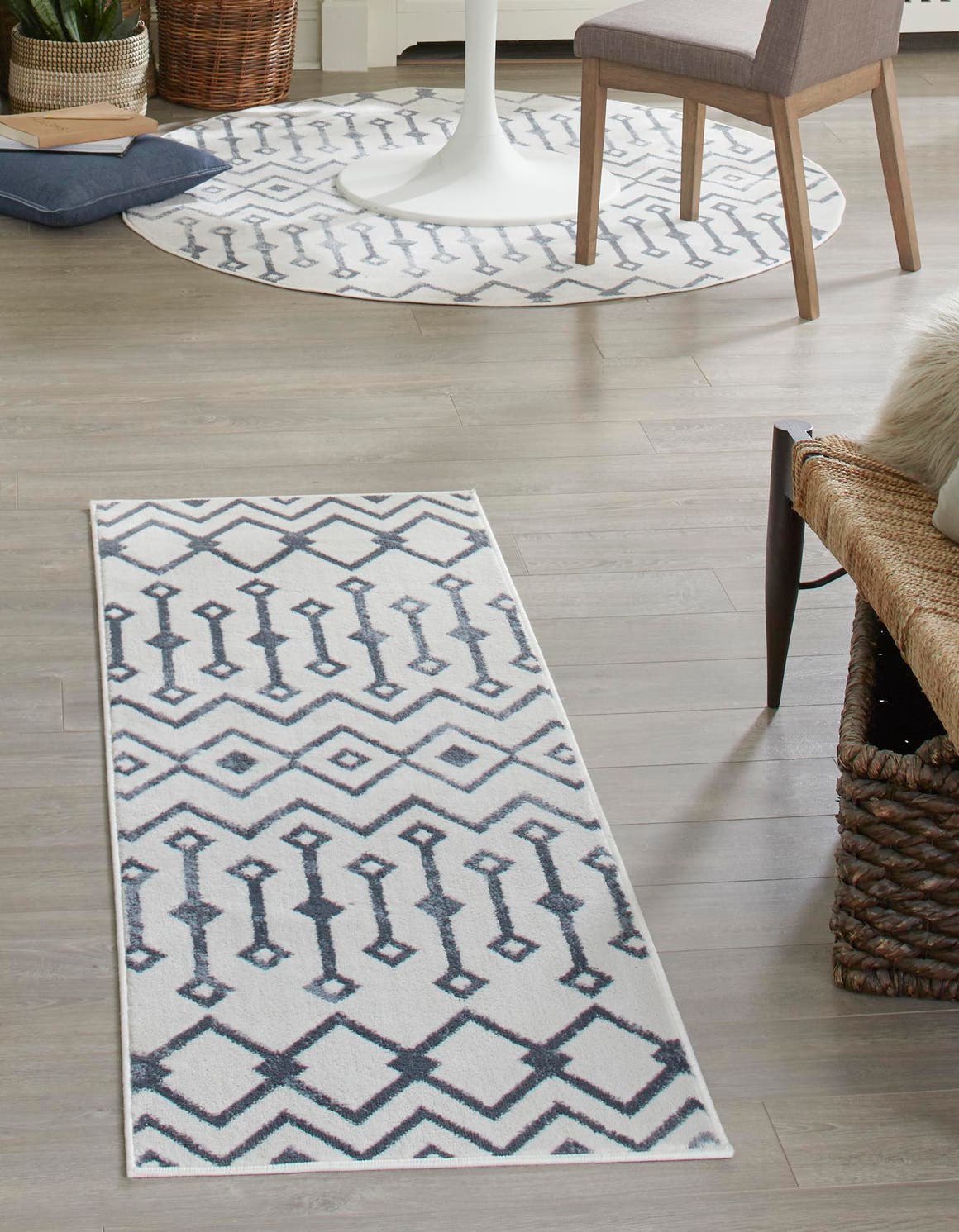 Coastal White 2' x 6' Bohemian Trellis Runner Rug