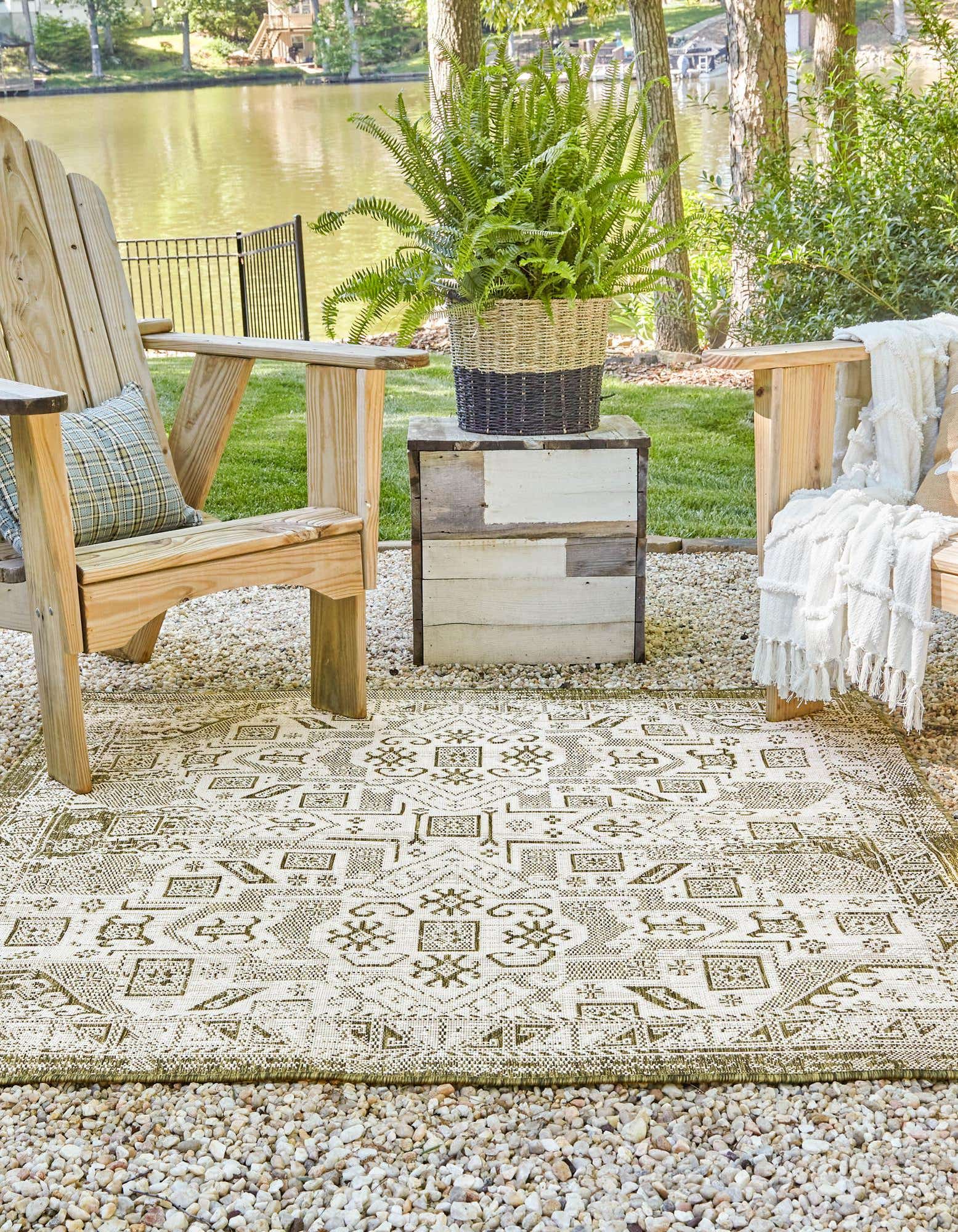 Green 7' 10 x 7' 10 Outdoor Aztec Square Indoor / Outdoor Rug