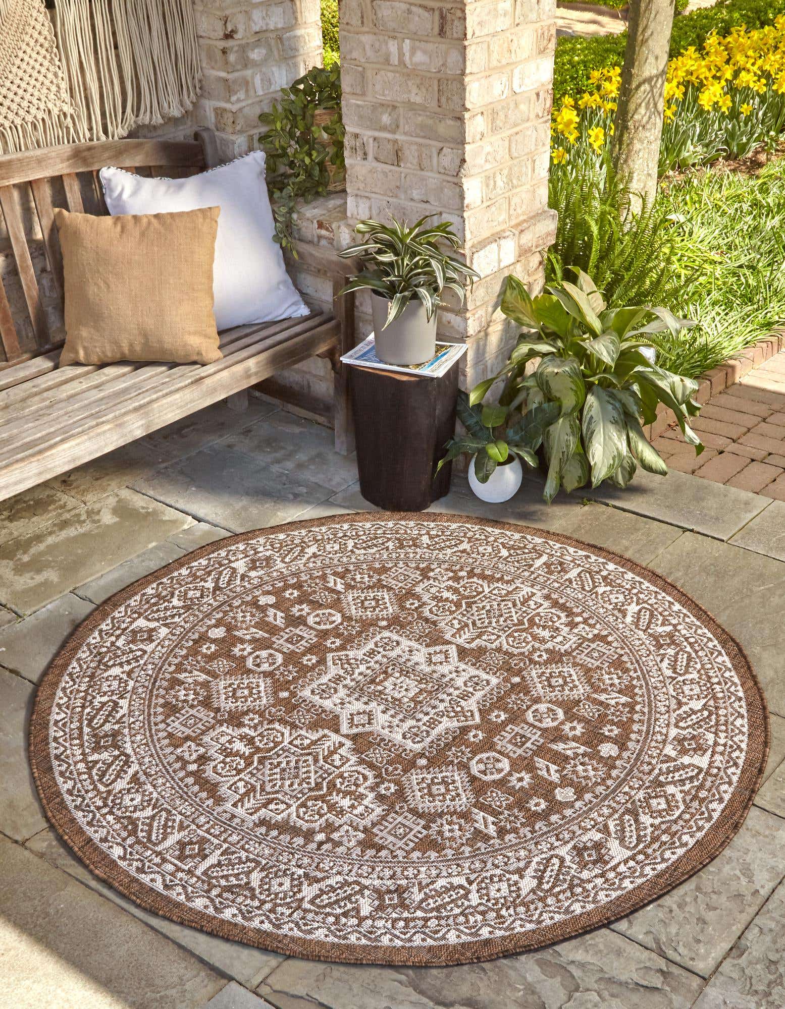 Brown 5' 3 x 5' 3 Outdoor Aztec Round Indoor / Outdoor Rug