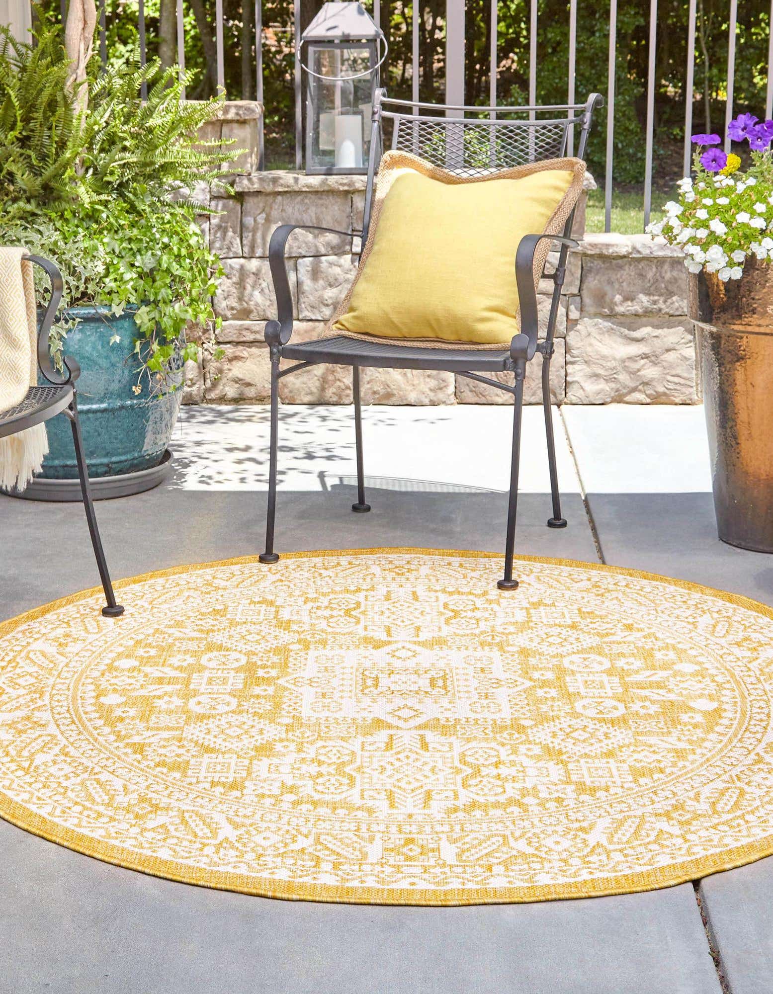 Yellow 10' x 10' Outdoor Aztec Round Indoor / Outdoor Rug