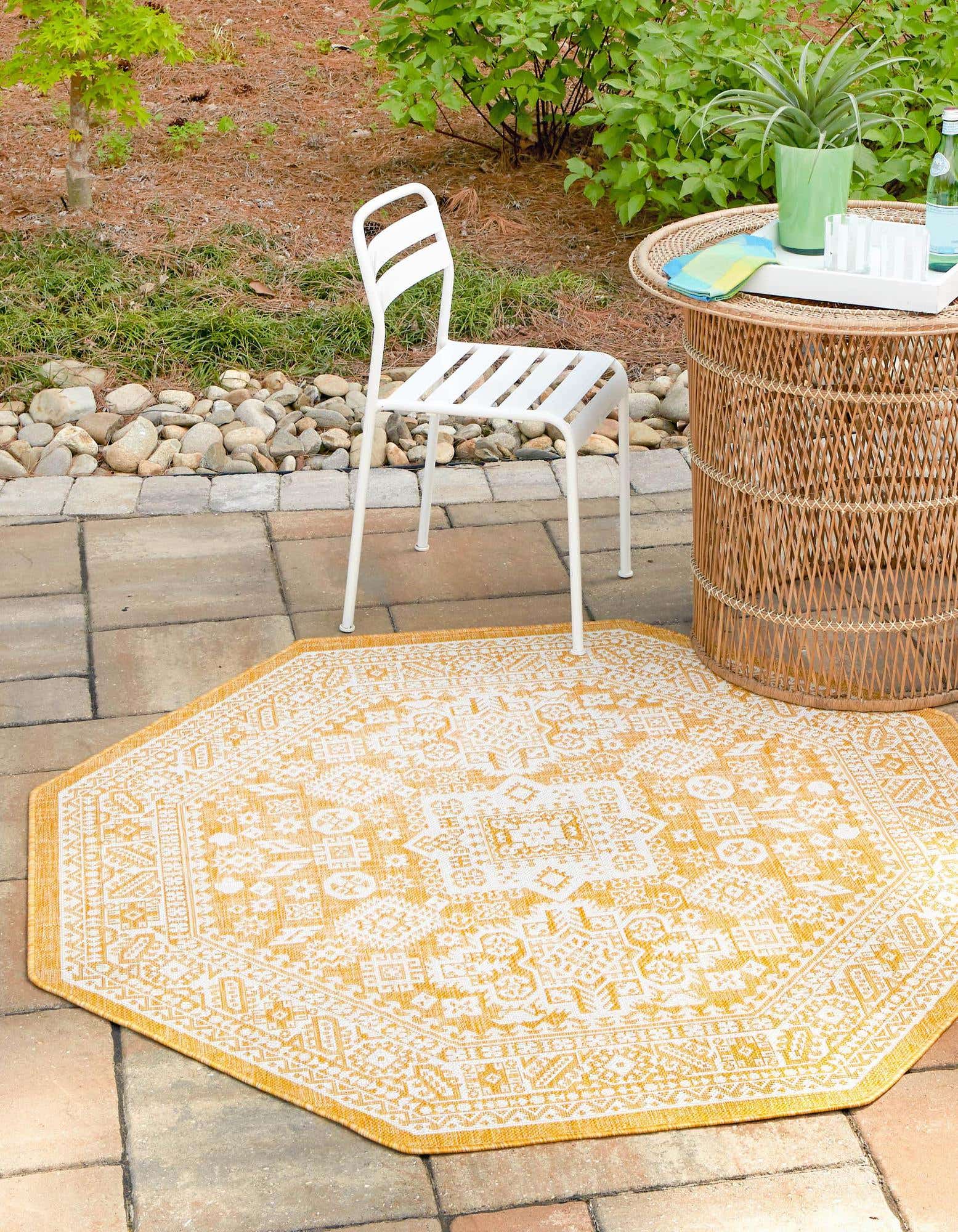 Yellow 7' 10 x 7' 10 Outdoor Aztec Octagon Indoor / Outdoor Rug