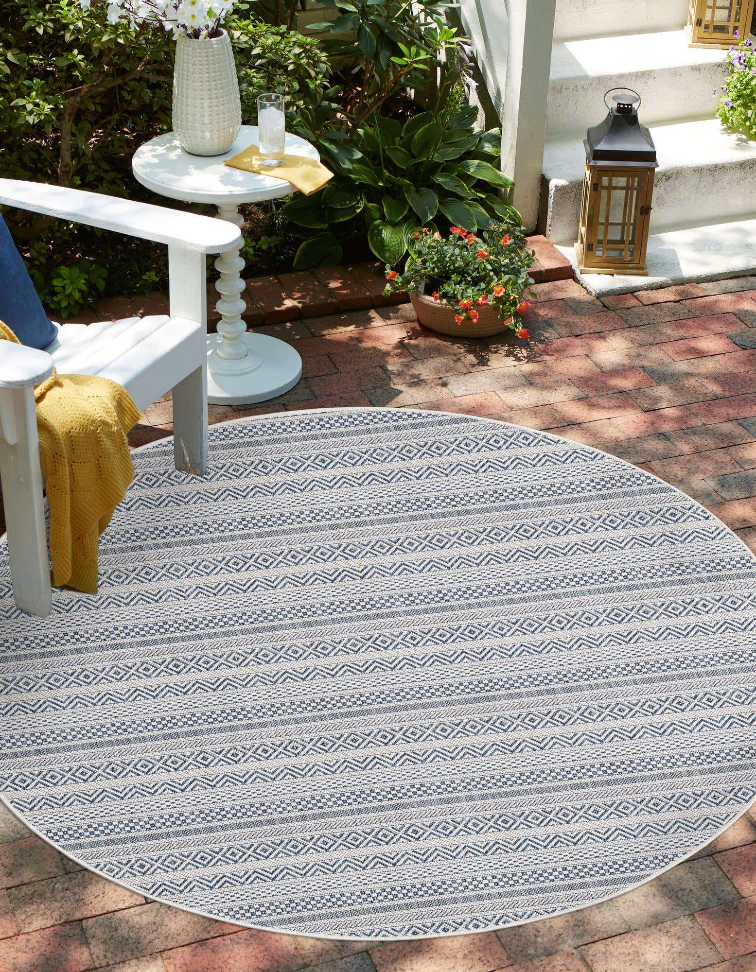 Light Blue 3' 3 x 3' 3 Outdoor Striped Round Indoor / Outdoor Rug