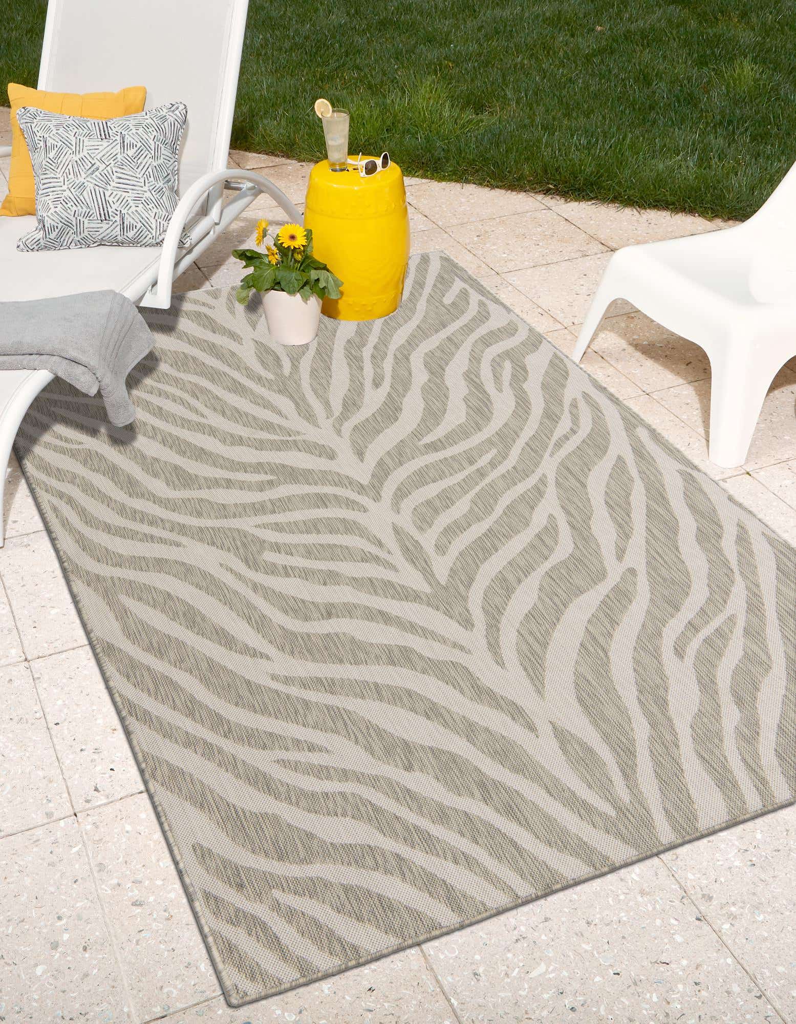 Gray 7' 10 x 11' Outdoor Safari Indoor / Outdoor Rug