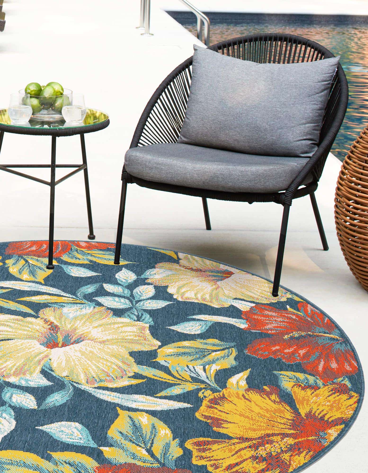Multicolor 7' 10 x 7' 10 Outdoor Coastal Round Indoor / Outdoor Rug