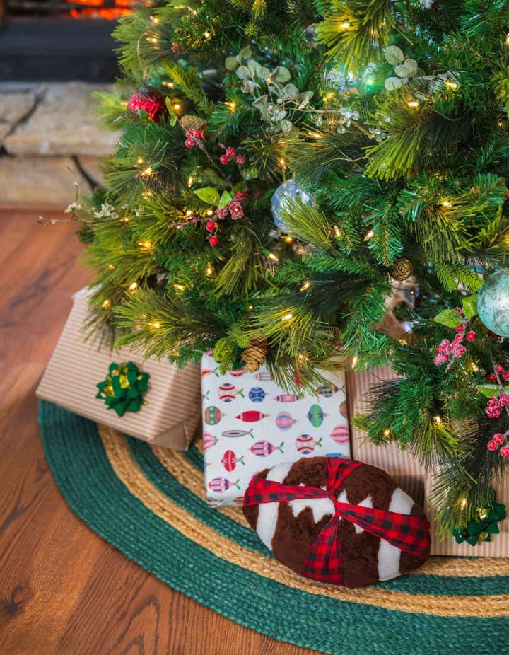 2' 2 x 2' 2 Hand Braided Christmas Tree Skirt