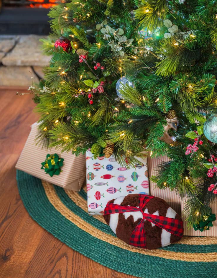 Detail image of 7' 1 x 7' 1 Hand Braided Christmas Tree Skirt