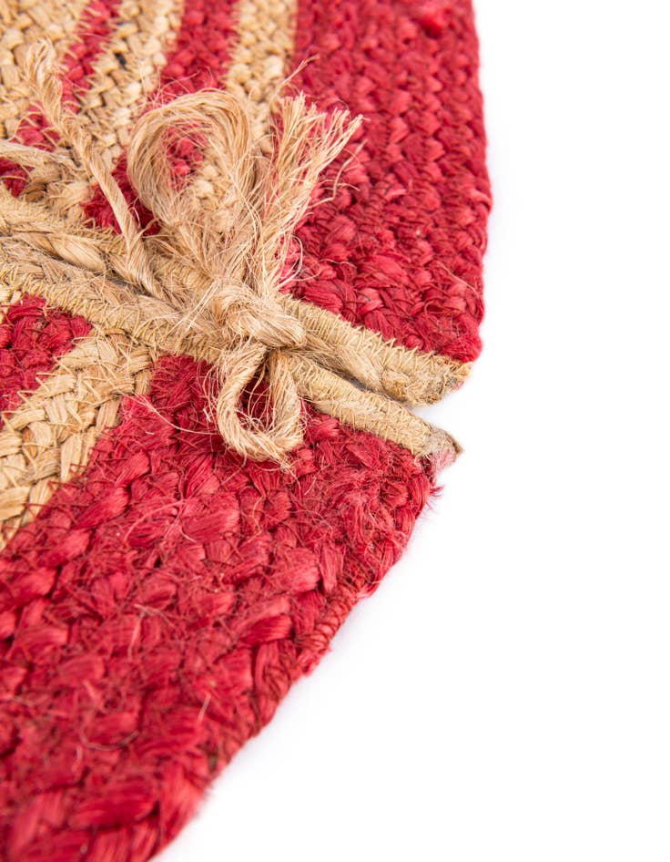 Detail image of 4' 1 x 4' 1 Hand Braided Christmas Tree Skirt