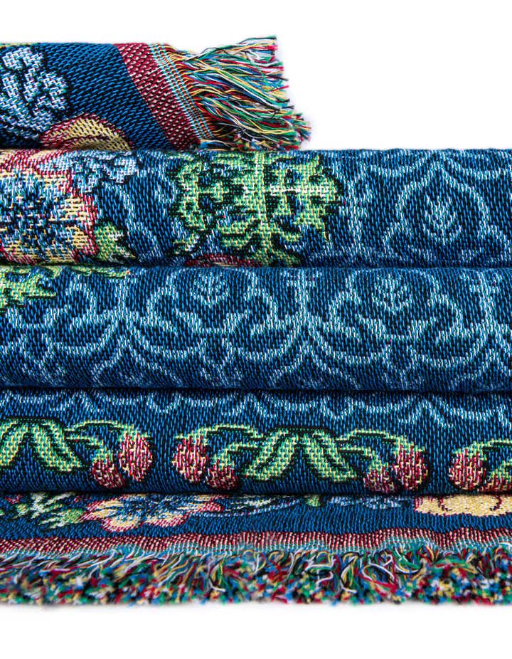 4' 6 x 6' Strawberry Thief Throw Blanket