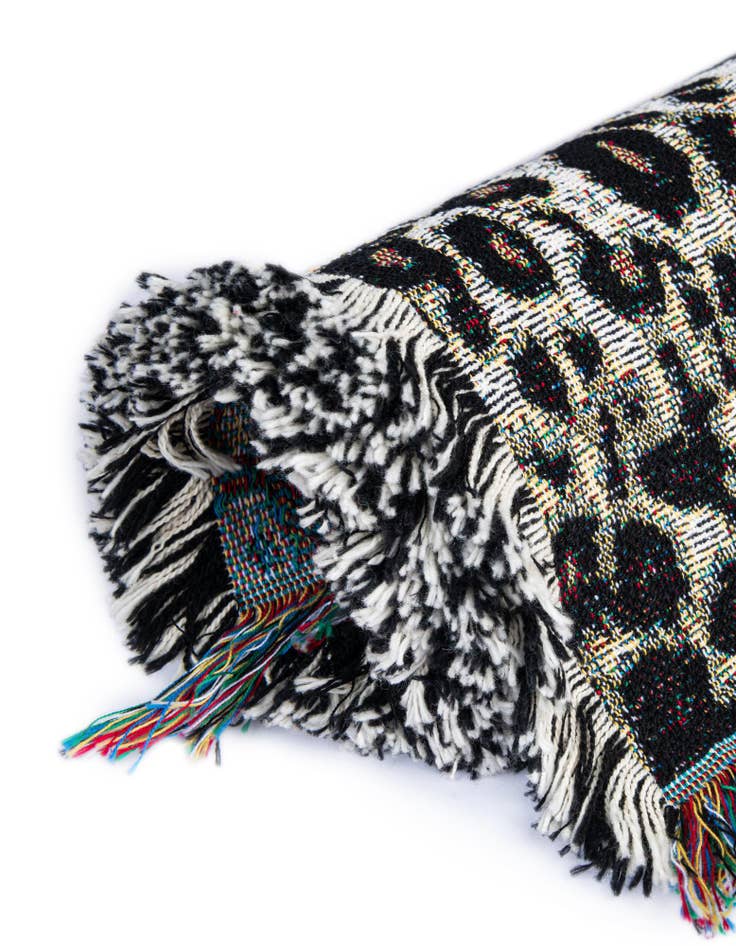 Detail image of 4' 6 x 6' Cheetah Skin Throw Blanket