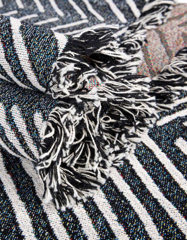 Detail image of 4' 6 x 6' Modern Monochrome Throw Blanket