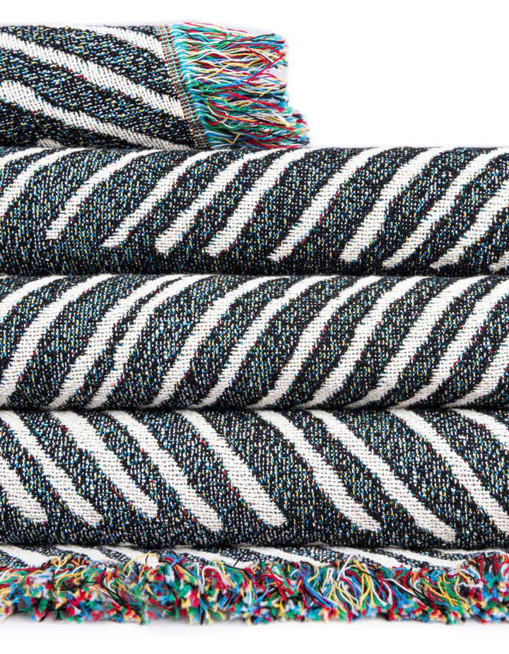 4' 6 x 6' Modern Monochrome Throw Blanket