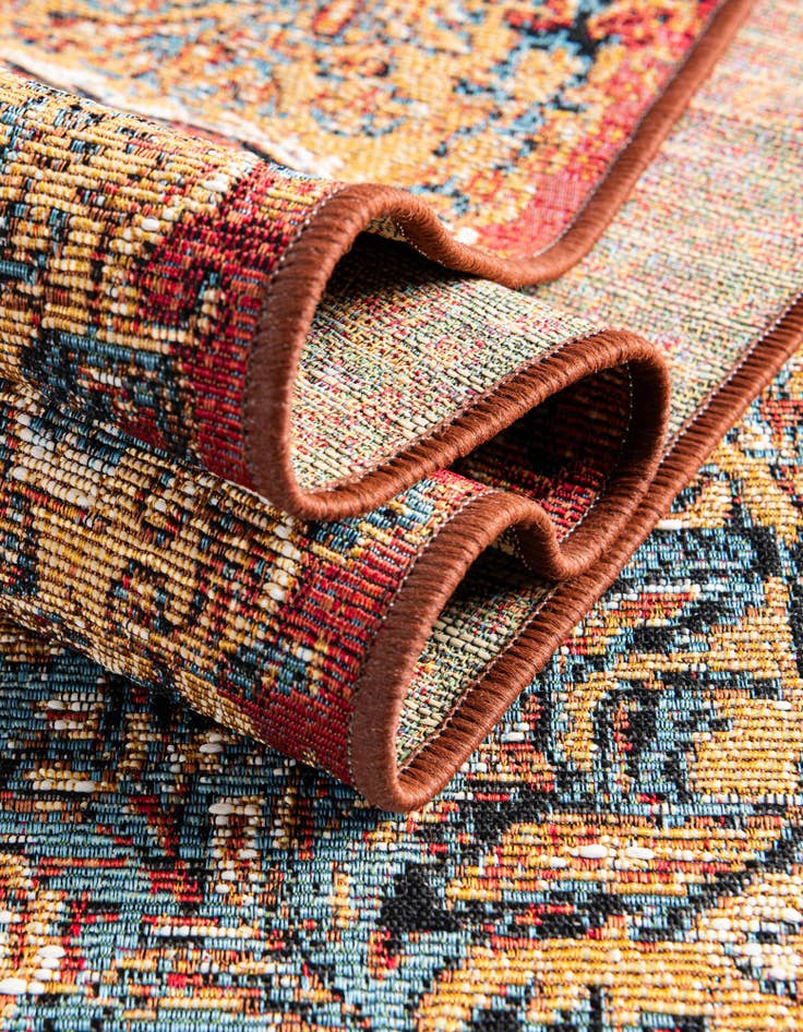 Detail image of 7' 10 x 7' 10  Washable Traditional Indoor / Outdoor Square Rug