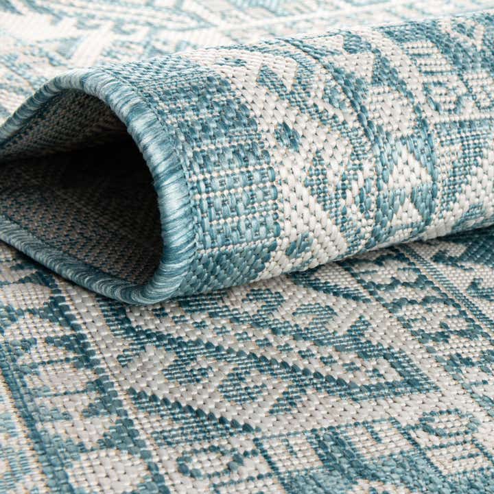 5' 3 x 8' Easy-Clean Aztec Indoor / Outdoor Rug