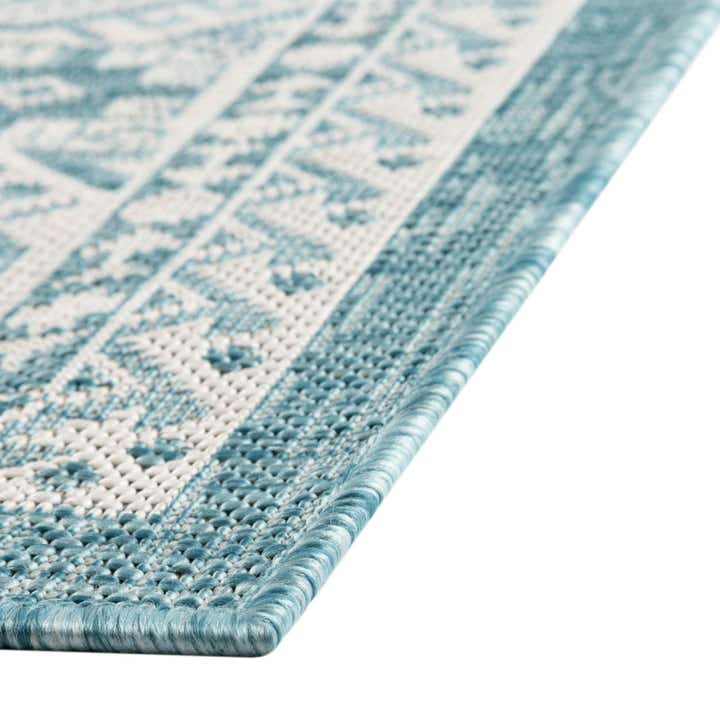 5' 3 x 8' Easy-Clean Aztec Indoor / Outdoor Rug