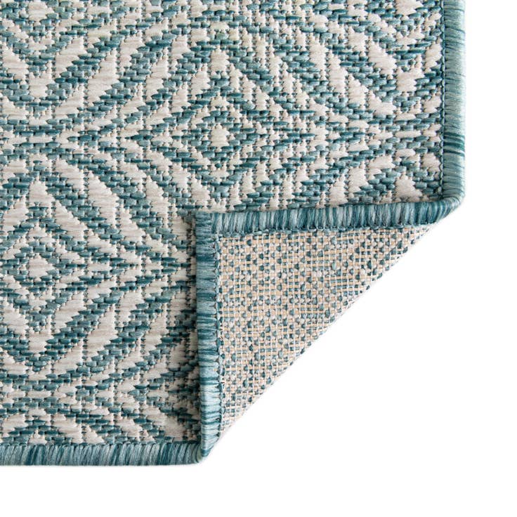 Detail image of 7' x 10' Easy-Clean Lattice Indoor / Outdoor Rug