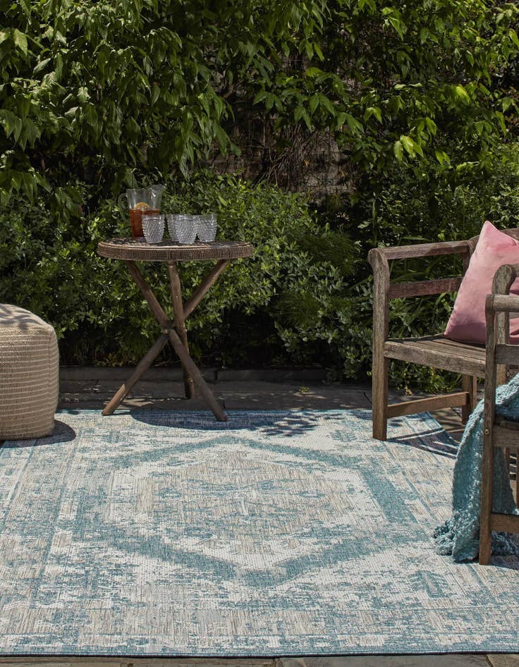 Detail image of 4' x 6'  Washable Traditional Indoor / Outdoor Rug