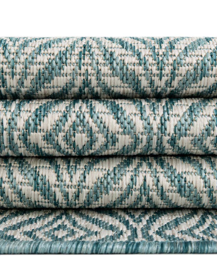 Detail image of 5' 3 x 8' Easy-Clean Trellis Indoor / Outdoor Rug