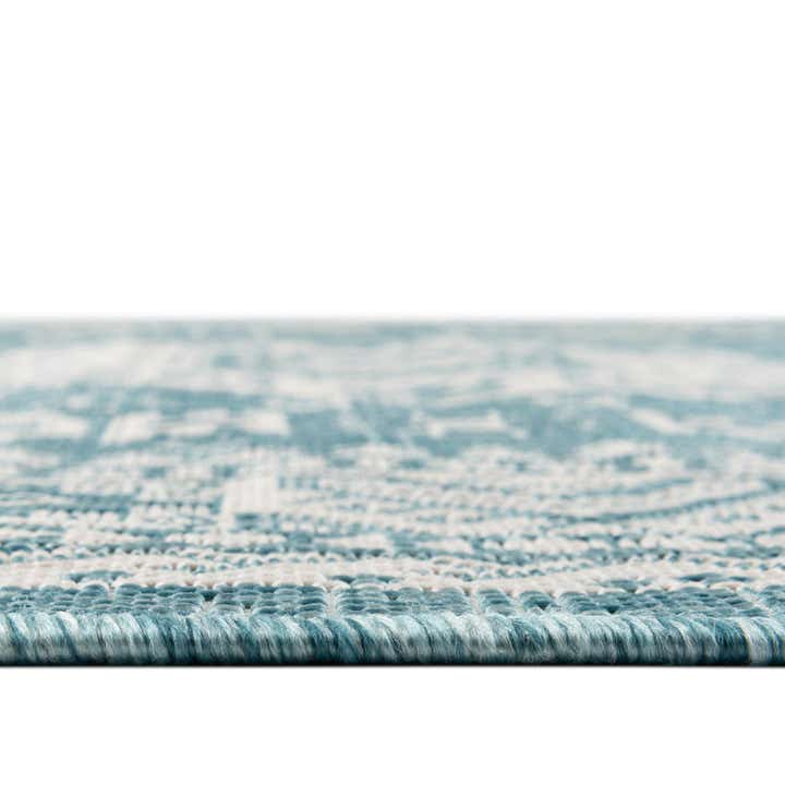 5' 3 x 5' 3 Easy-Clean Aztec Indoor / Outdoor Round Rug