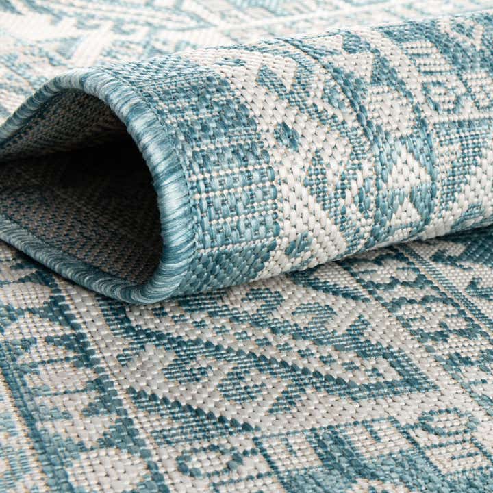 5' 3 x 5' 3 Easy-Clean Aztec Indoor / Outdoor Round Rug