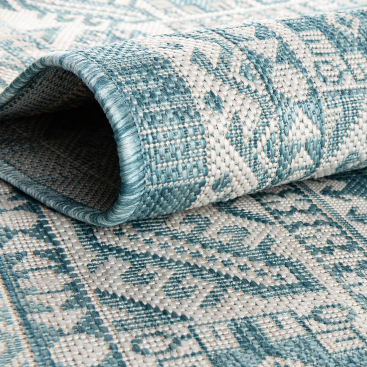 Detail image of 4' x 4' Easy-Clean Aztec Indoor / Outdoor Round Rug