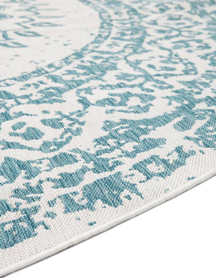 Detail image of 7' 10 x 7' 10 Easy-Clean Traditional Indoor / Outdoor Round Rug