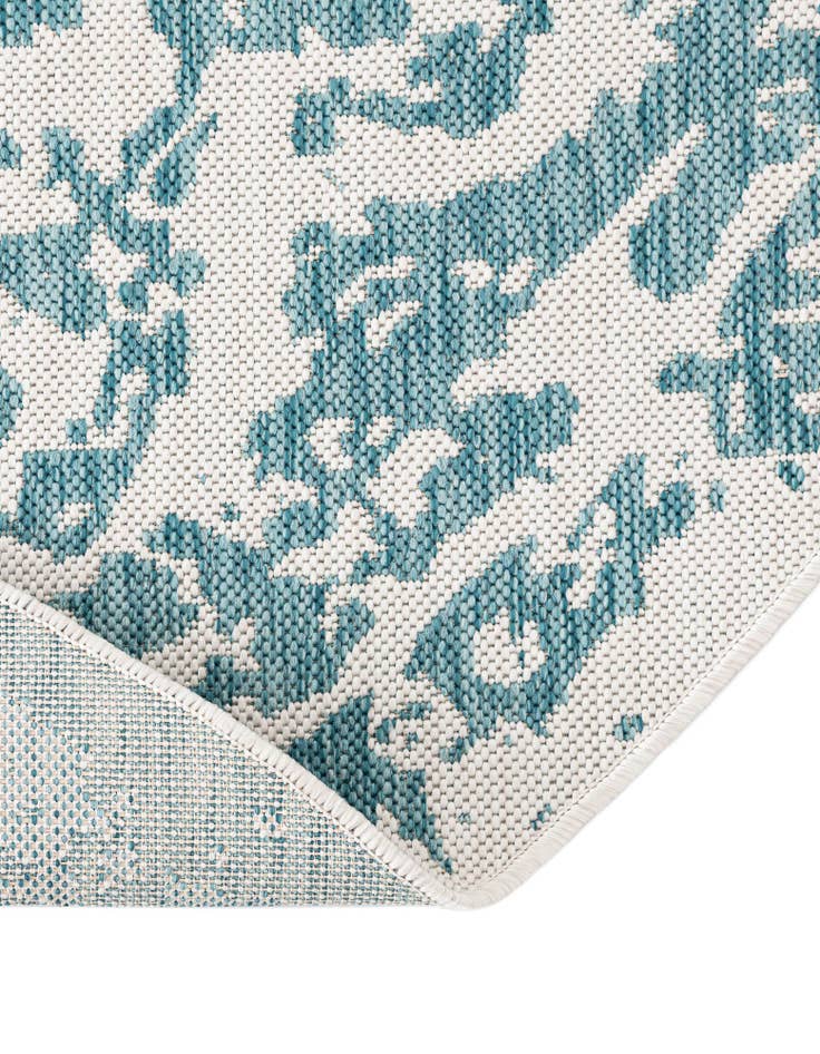 Detail image of 7' 10 x 7' 10 Easy-Clean Traditional Indoor / Outdoor Round Rug