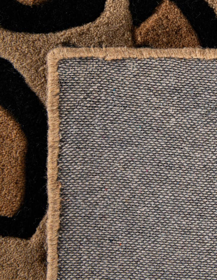 Detail image of 5' 1 x 8' Hand Tufted Safari Wool Rug