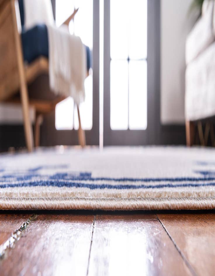 Detail image of 7' x 10' Greek Key Rug