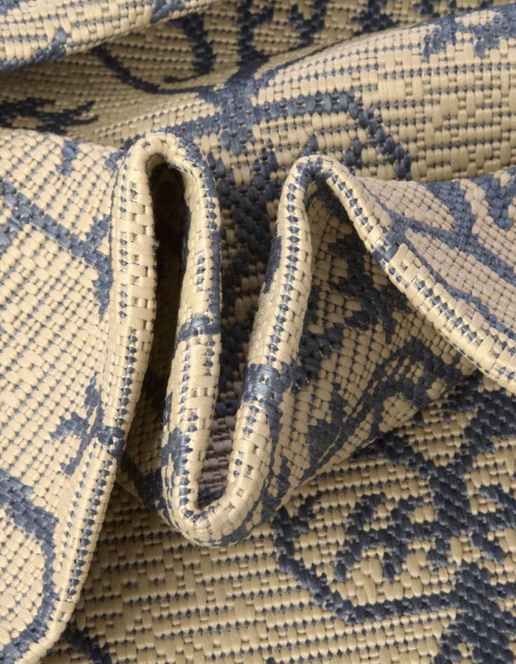 Detail image of 6' x 6' Easy-Clean Botanical Indoor / Outdoor Round Rug