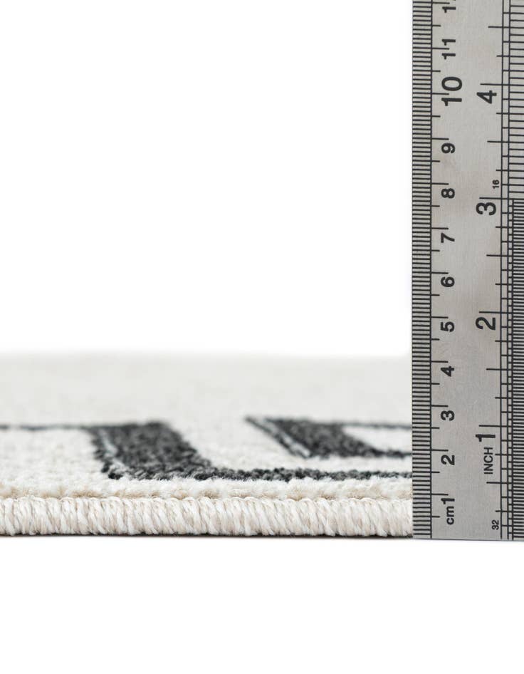 Detail image of 7' 10 x 7' 10 Hera Round Rug