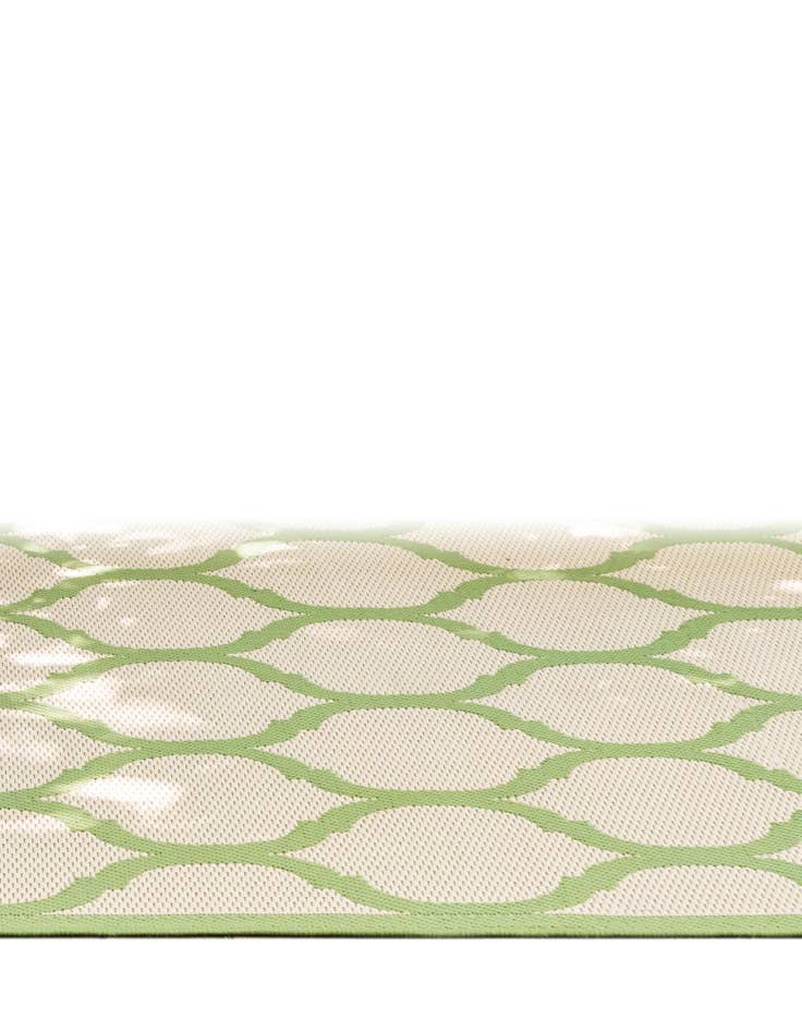 Detail image of 5' 3 x 8' Easy-Clean Lattice Indoor / Outdoor Rug