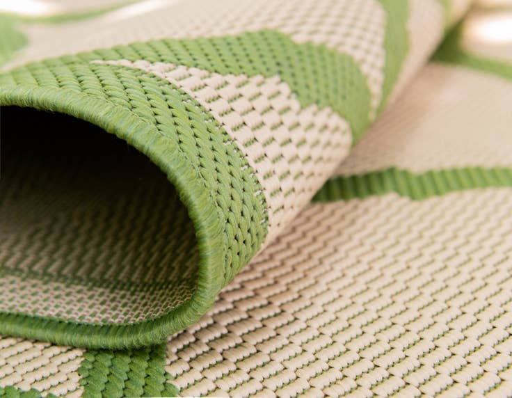 Detail image of 5' 3 x 8' Easy-Clean Lattice Indoor / Outdoor Rug