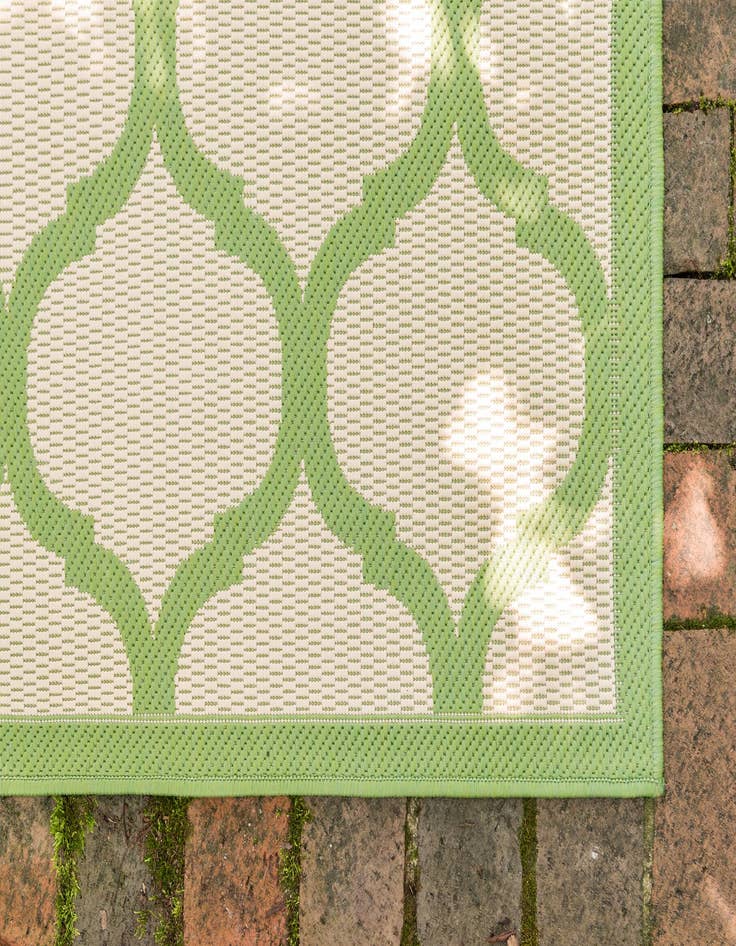 Detail image of 7' x 10' Washable Lattice Indoor / Outdoor Rug