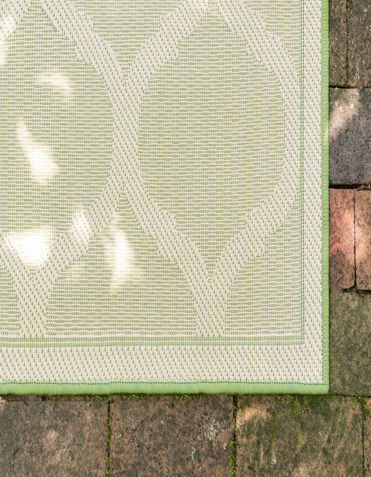 Detail image of 7' x 10' Washable Lattice Indoor / Outdoor Rug