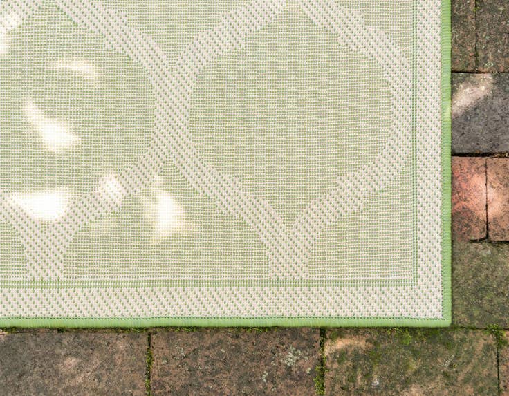 Detail image of 5' 3 x 8' Easy-Clean Lattice Indoor / Outdoor Rug