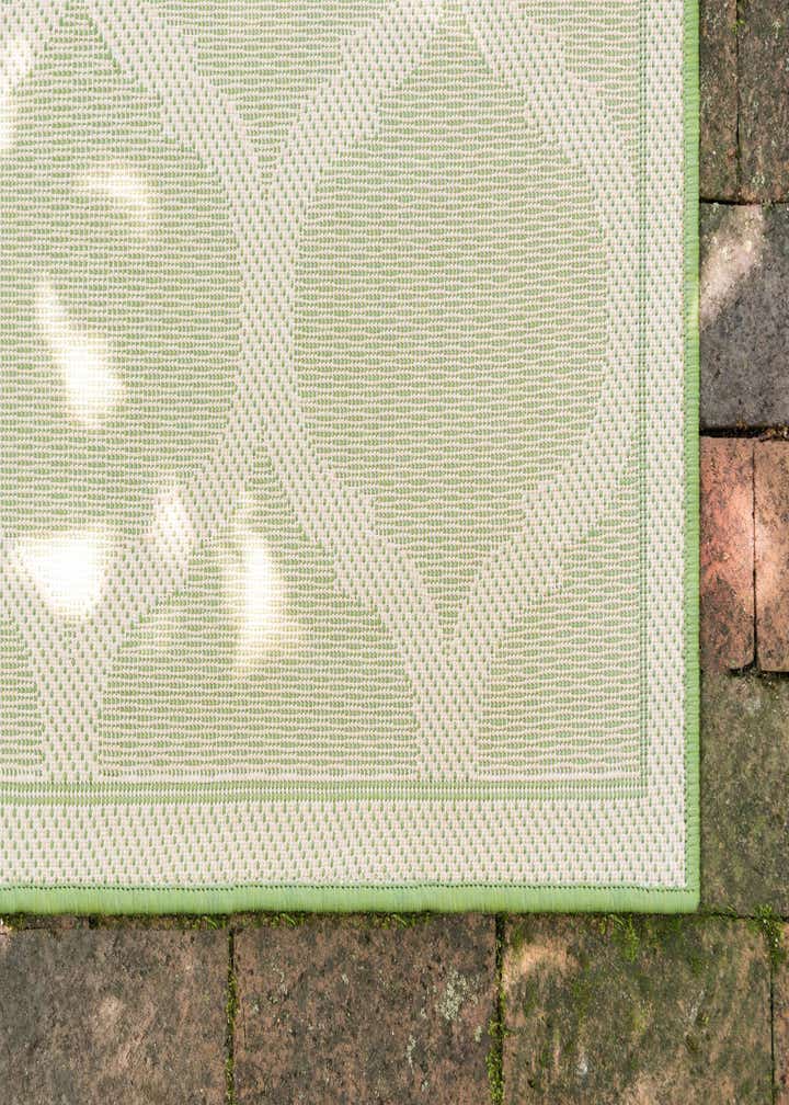 7' x 10' Easy-Clean Trellis Indoor / Outdoor Rug