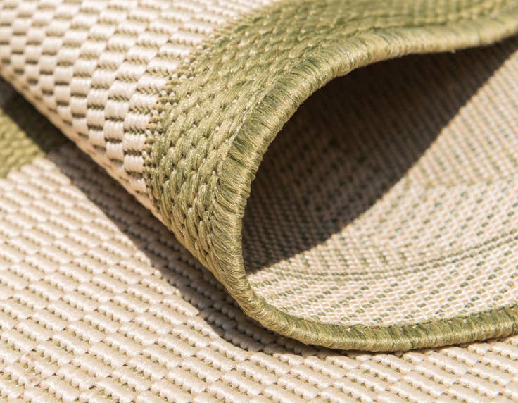 Detail image of 7' x 10' Easy-Clean Lattice Indoor / Outdoor Rug