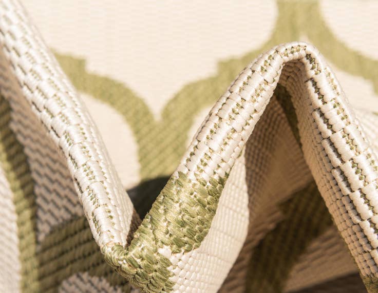 Detail image of 7' x 10' Easy-Clean Lattice Indoor / Outdoor Rug