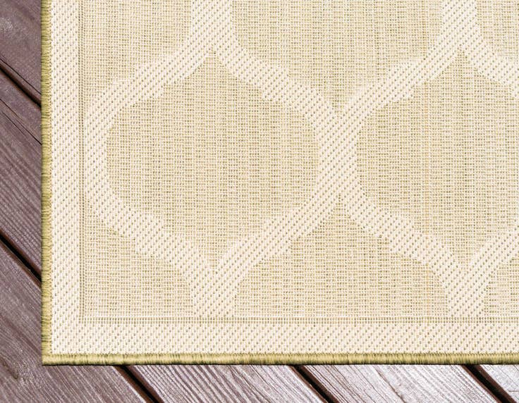 Detail image of 7' x 10' Easy-Clean Lattice Indoor / Outdoor Rug
