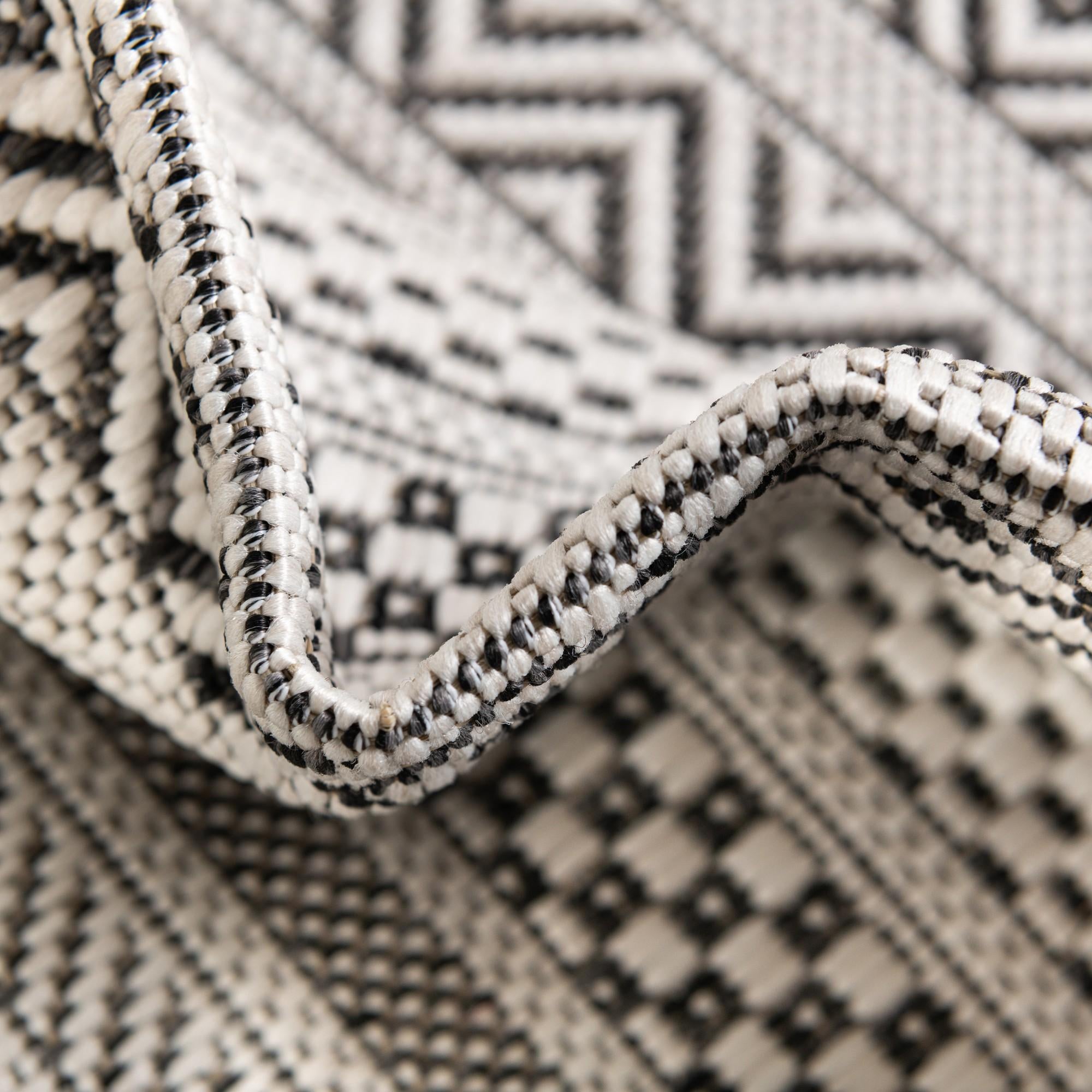 5' 3 x 8' Easy-Clean Ribbon Indoor / Outdoor Oval Rug