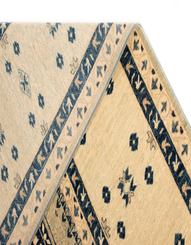 Detail image of 8' 2 x 11' 1 Amina Wool Rug